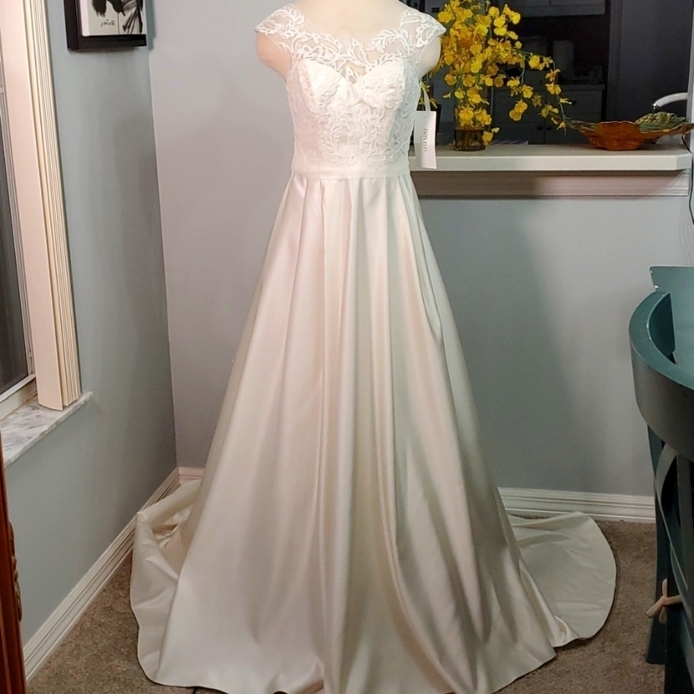 Wedding dress, David's Bridal, NWT. Size 6. Ivory lace and satin. Low V back.